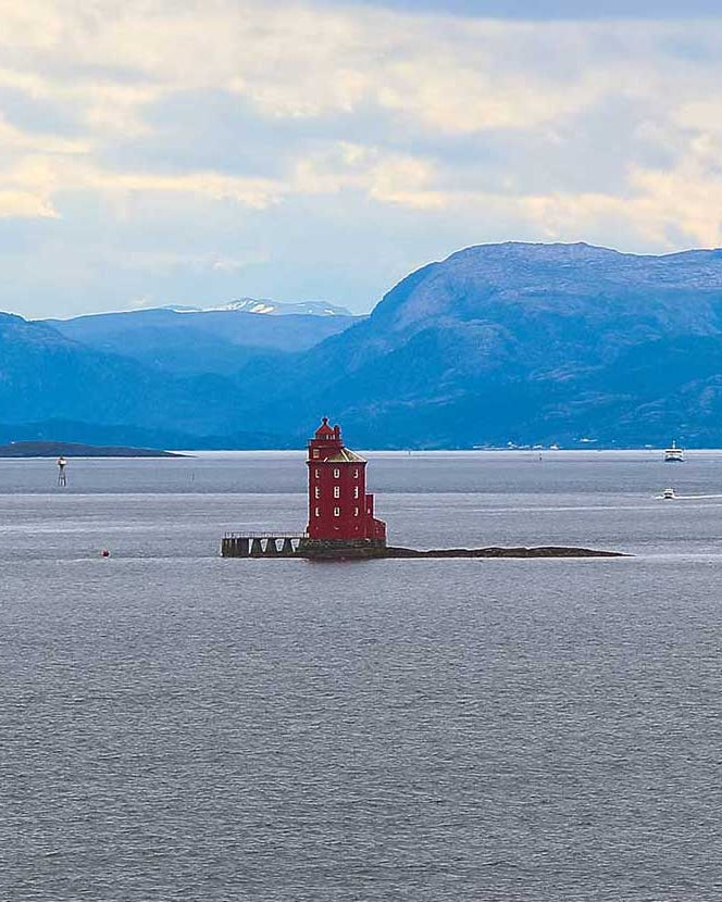 Kjeungskjær Fyr sett fra havet ved fjære